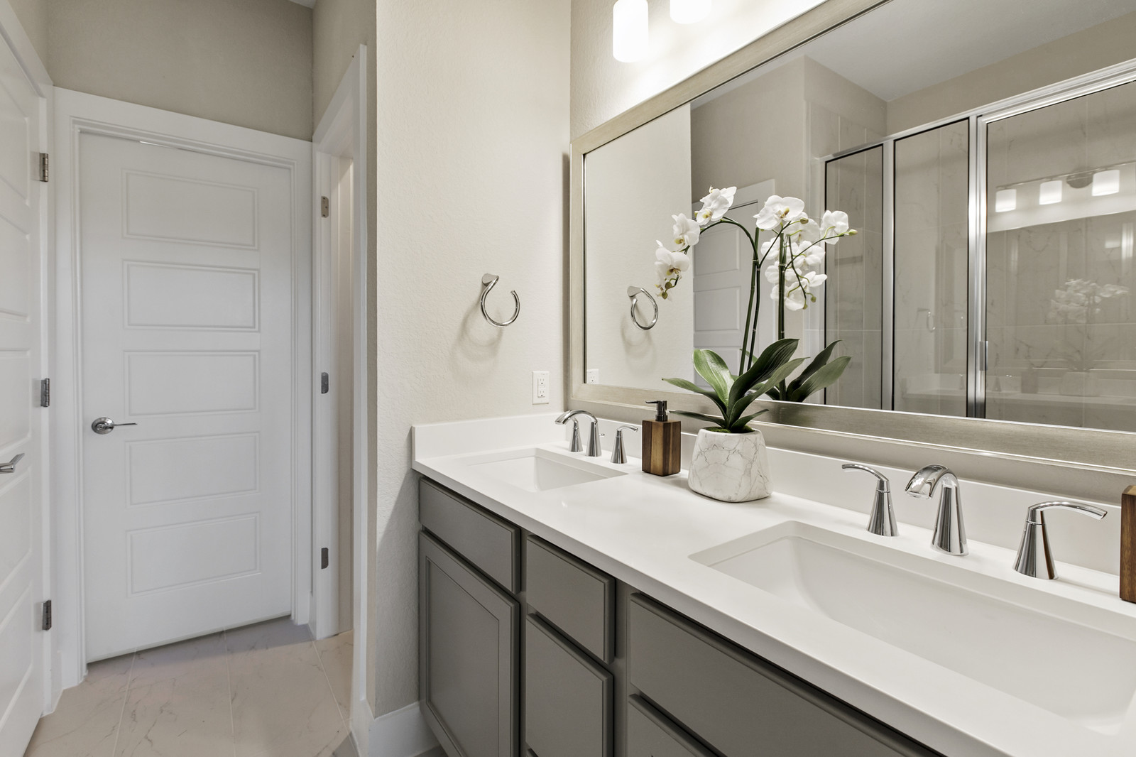 Pioneer Hill_M Bathroom